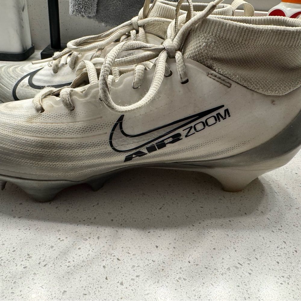 Nike Air Zoom boys size 7 cleats in White and Black
